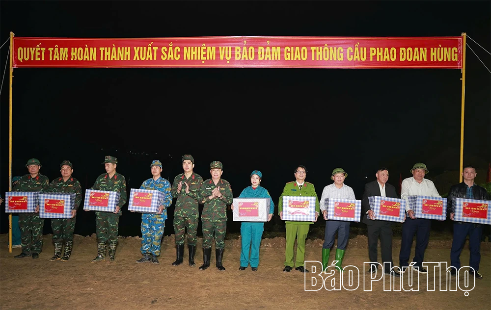 Phó Chủ nhiệm Tổng cục Chính trị Đỗ Xuân Tụng động viên lực lượng tham gia lắp đặt cầu phao qua sông Lô