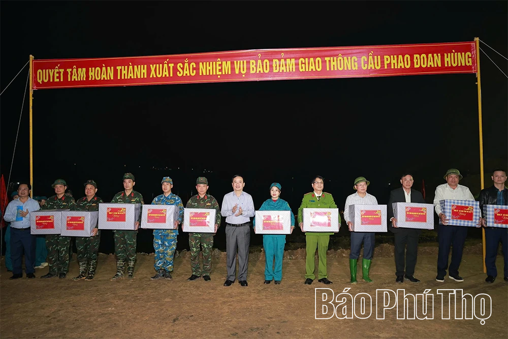 Phó Chủ nhiệm Tổng cục Chính trị Đỗ Xuân Tụng động viên lực lượng tham gia lắp đặt cầu phao qua sông Lô