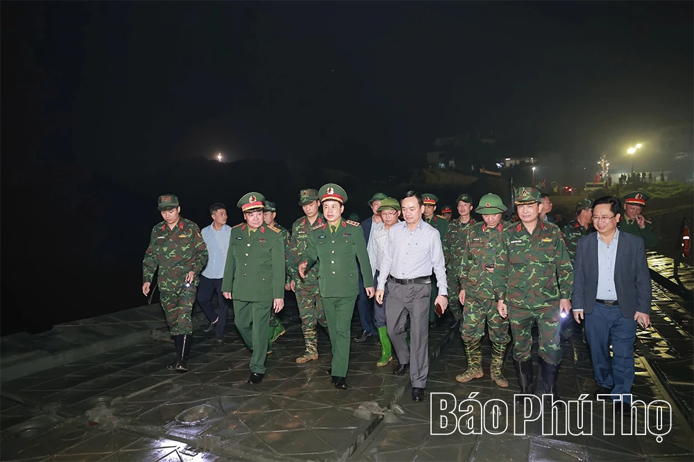 Phó Chủ nhiệm Tổng cục Chính trị Đỗ Xuân Tụng động viên lực lượng tham gia lắp đặt cầu phao qua sông Lô