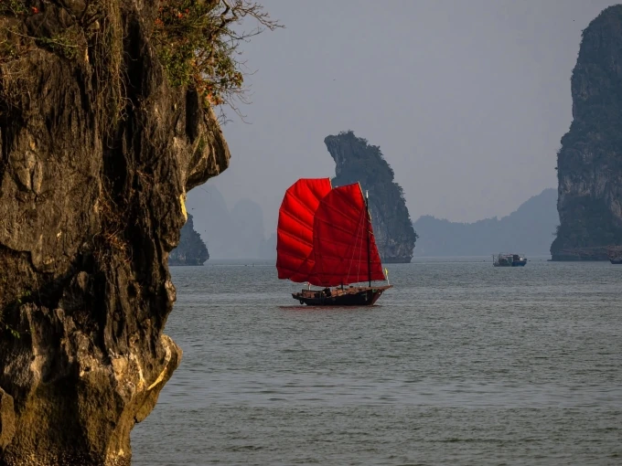 Thuyền buồm đỏ gây chú ý trên vịnh Hạ Long