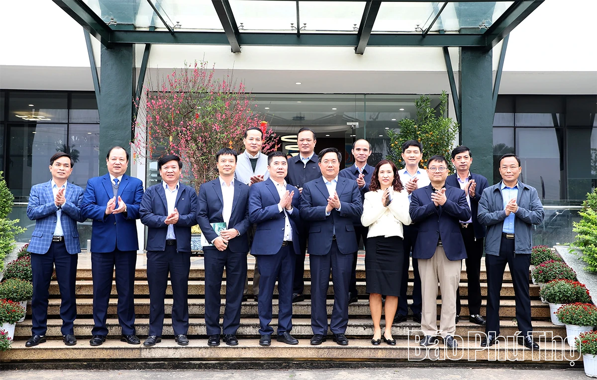 Chủ tịch UBND tỉnh Trần Duy Đông thăm, chúc Tết các doanh nghiệp tại Khu công nghiệp Phú Hà