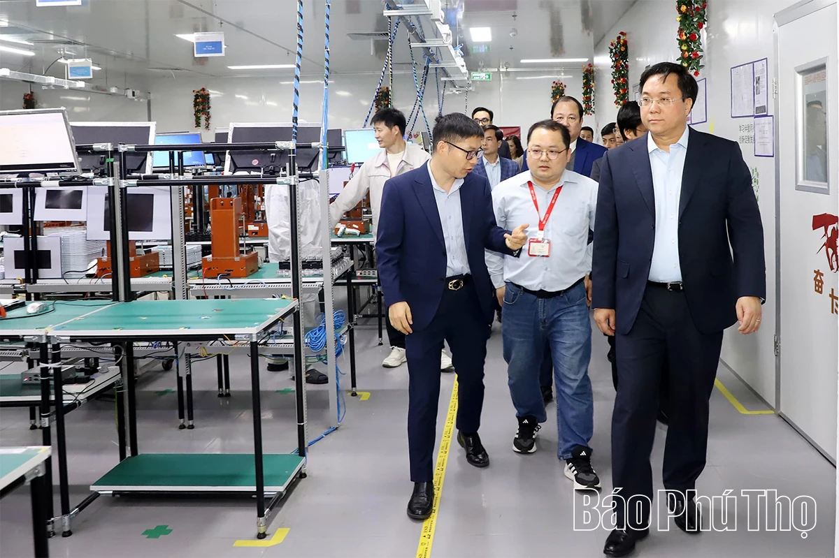 Chủ tịch UBND tỉnh Trần Duy Đông thăm, chúc Tết các doanh nghiệp tại Khu công nghiệp Phú Hà