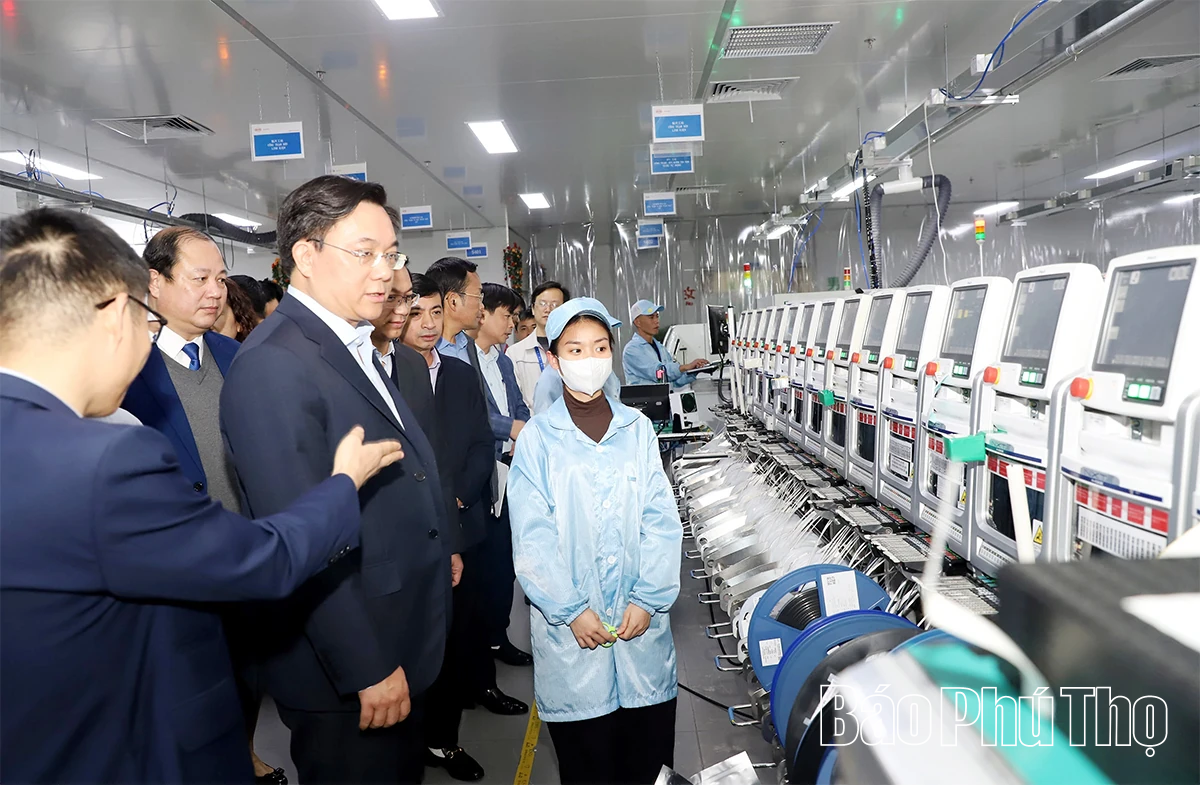 Chủ tịch UBND tỉnh Trần Duy Đông thăm, chúc Tết các doanh nghiệp tại Khu công nghiệp Phú Hà