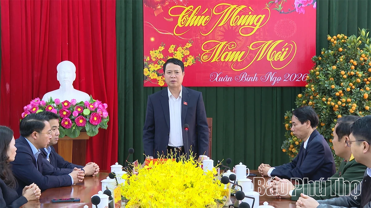 Trao quà Tết cho hộ nghèo, hộ có hoàn cảnh khó khăn xã Tiên Lữ