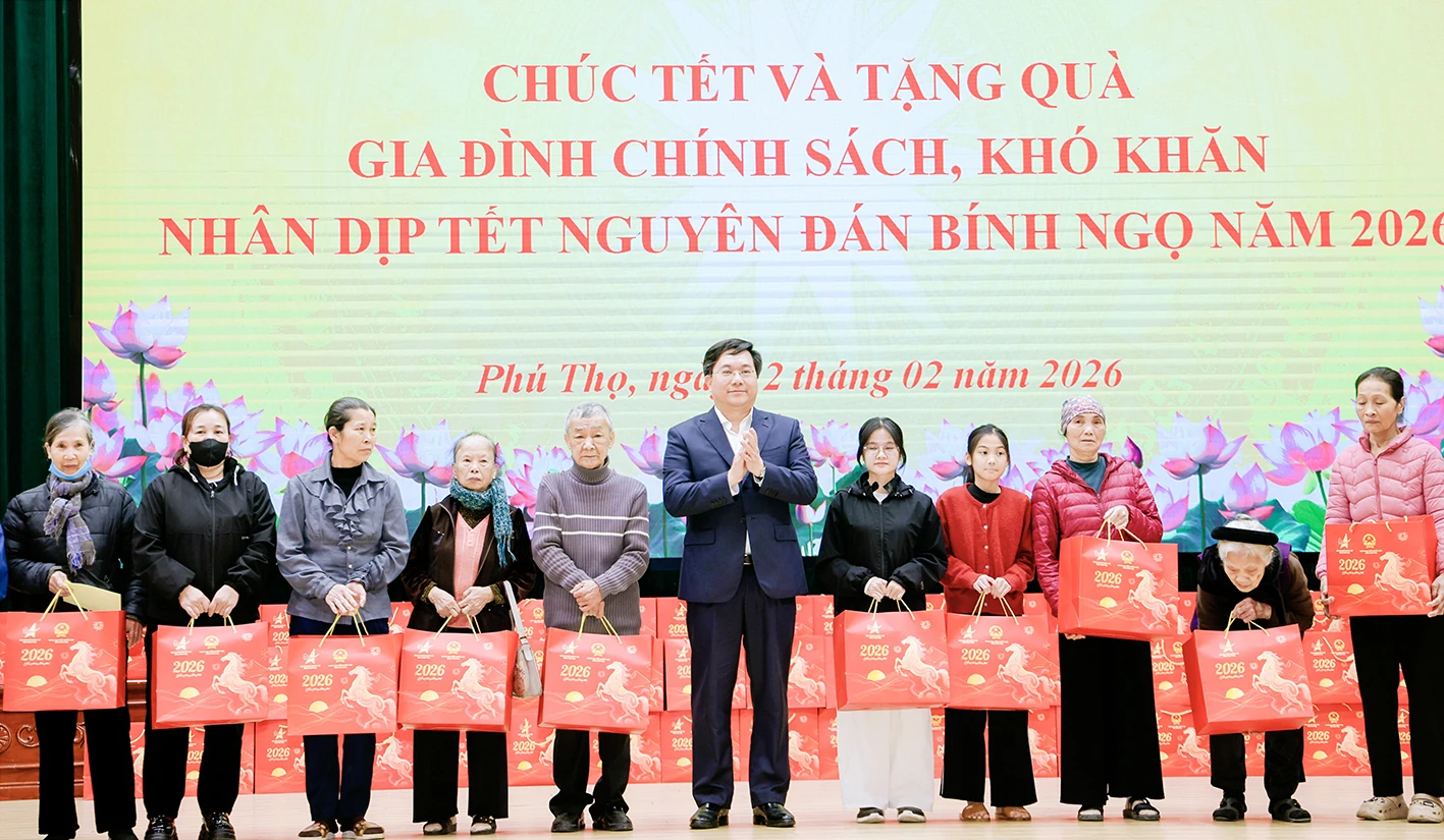 Chủ tịch UBND tỉnh Trần Duy Đông trao 100 suất quà Tết tặng các gia đình chính sách, hộ khó khăn tại phường Vĩnh Phúc và Vĩnh Yên