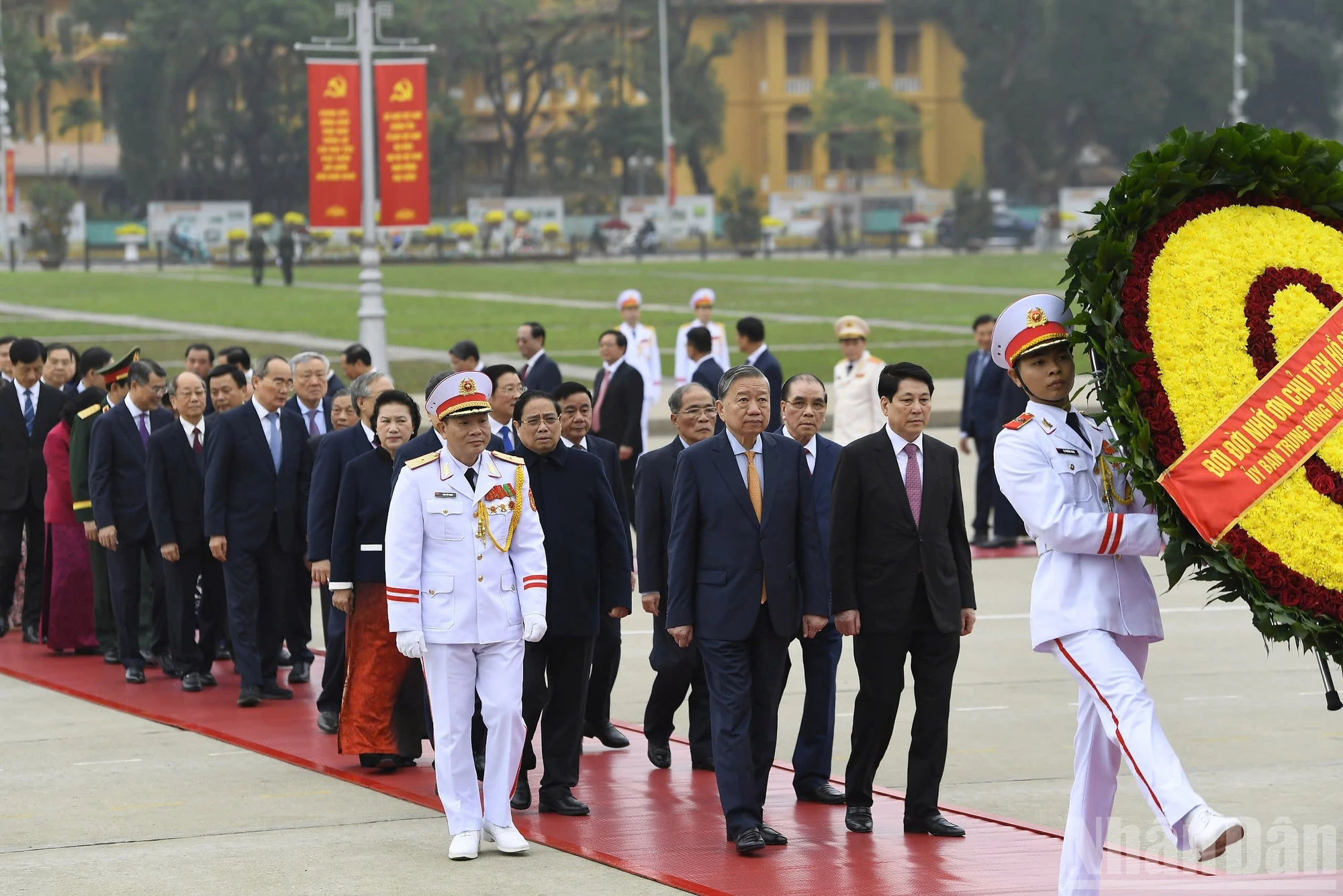 Các đồng chí lãnh đạo Đảng, Nhà nước vào Lăng viếng Chủ tịch Hồ Chí Minh