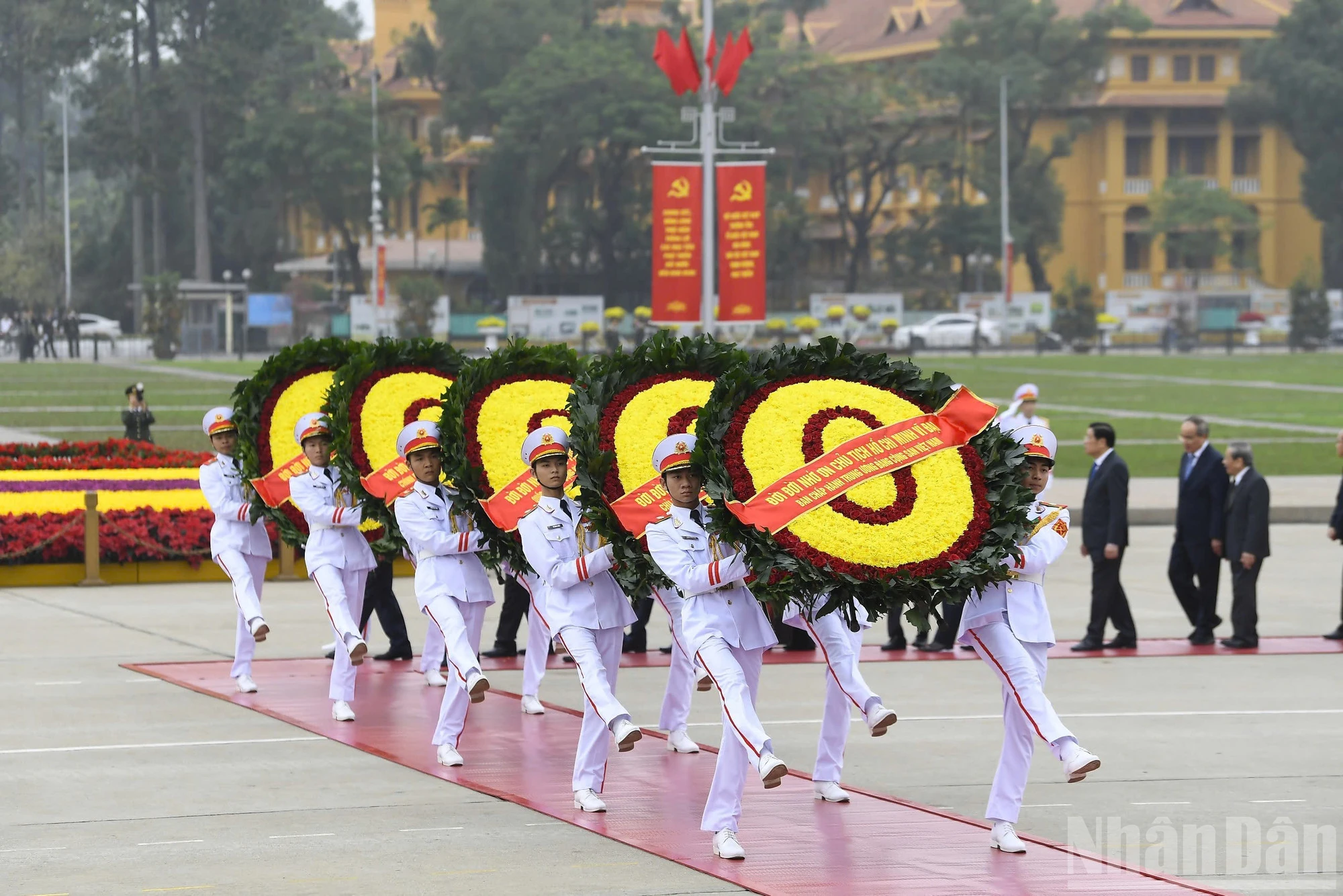 Các đồng chí lãnh đạo Đảng, Nhà nước vào Lăng viếng Chủ tịch Hồ Chí Minh