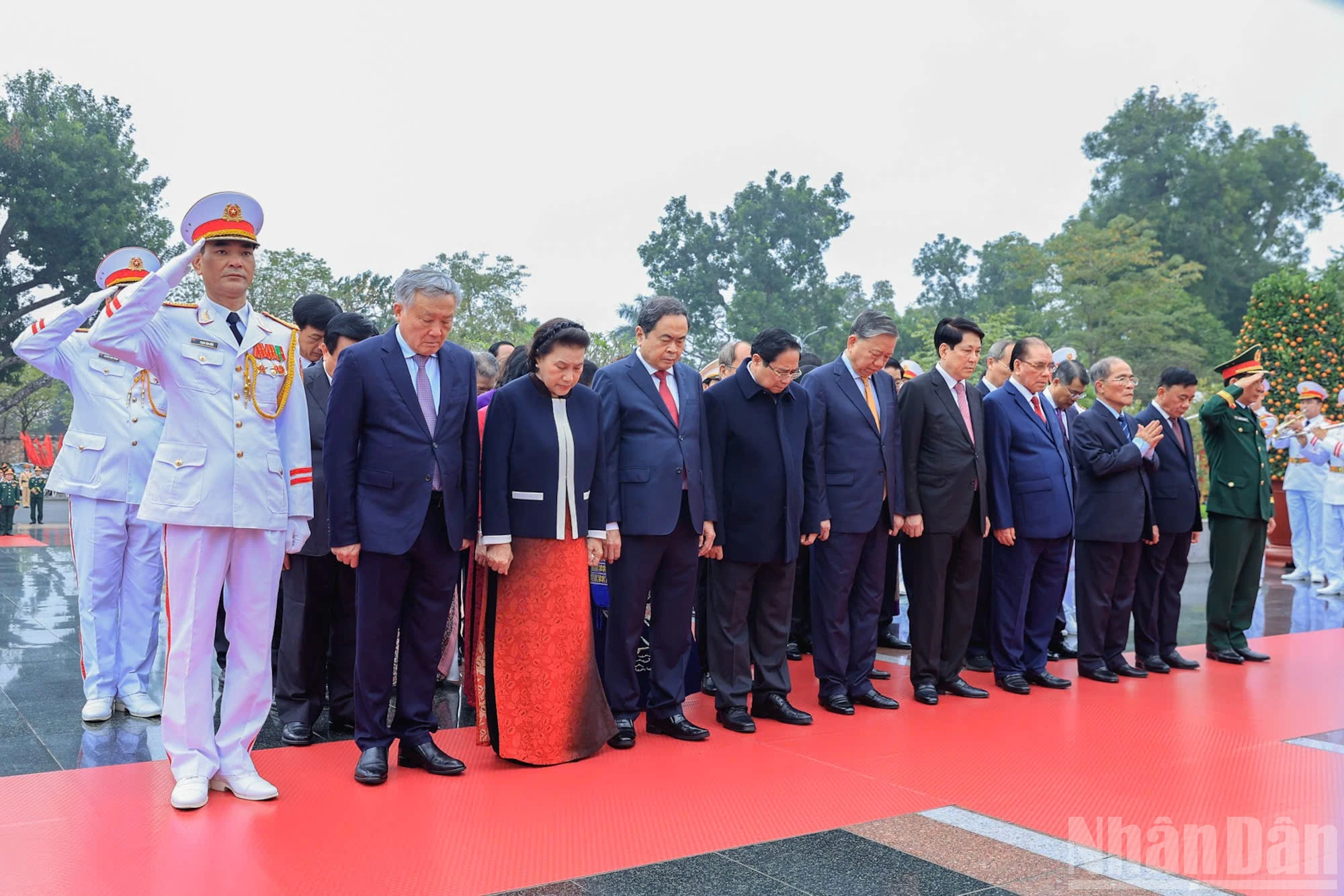 Các đồng chí lãnh đạo Đảng, Nhà nước vào Lăng viếng Chủ tịch Hồ Chí Minh