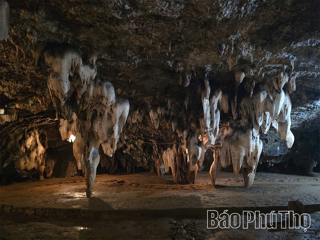 Động Tiên Phi: “Viên ngọc quý” ẩn mình trên đỉnh Thung Phi