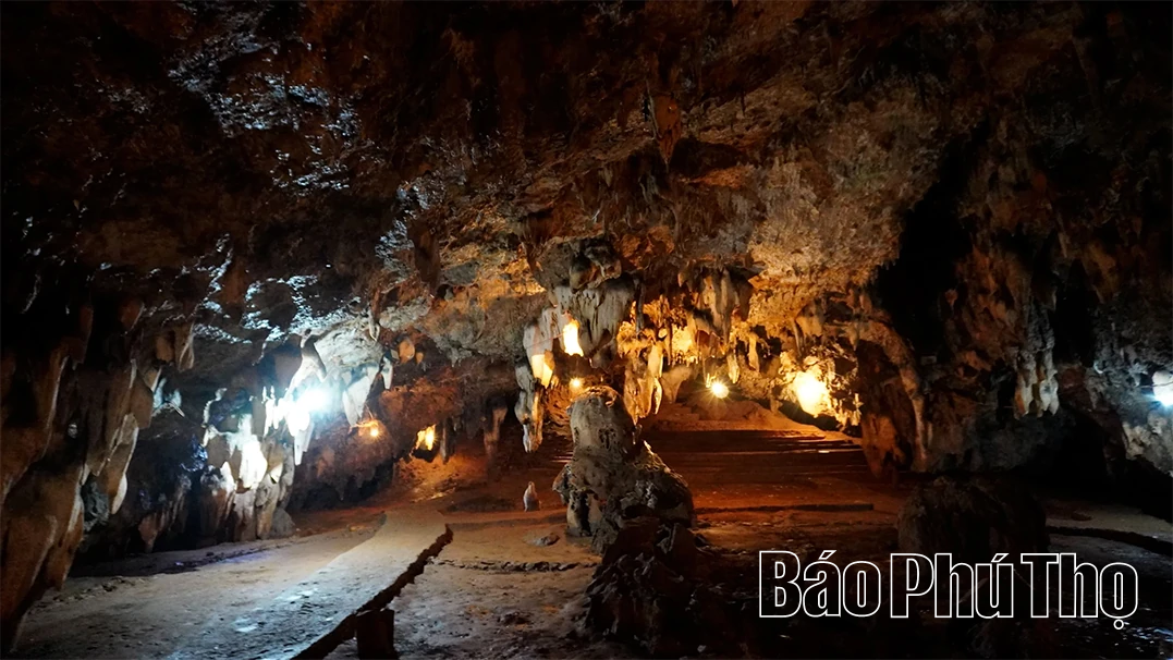 Động Tiên Phi: “Viên ngọc quý” ẩn mình trên đỉnh Thung Phi