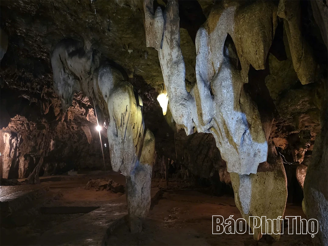 Động Tiên Phi: “Viên ngọc quý” ẩn mình trên đỉnh Thung Phi