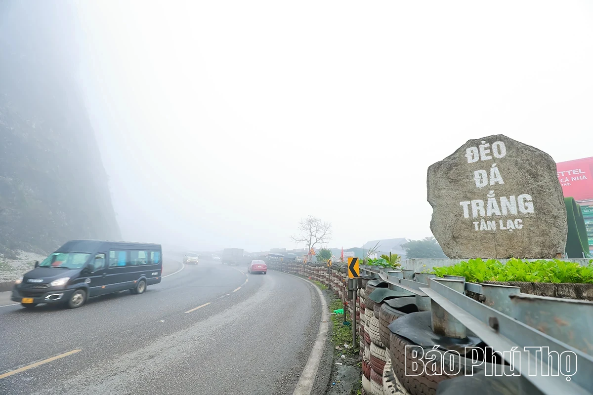 Sắc Xuân trên đèo Đá Trắng