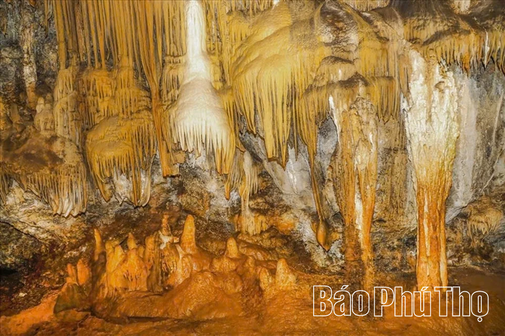 Khám phá quần thể hang động Núi Đầu Rồng