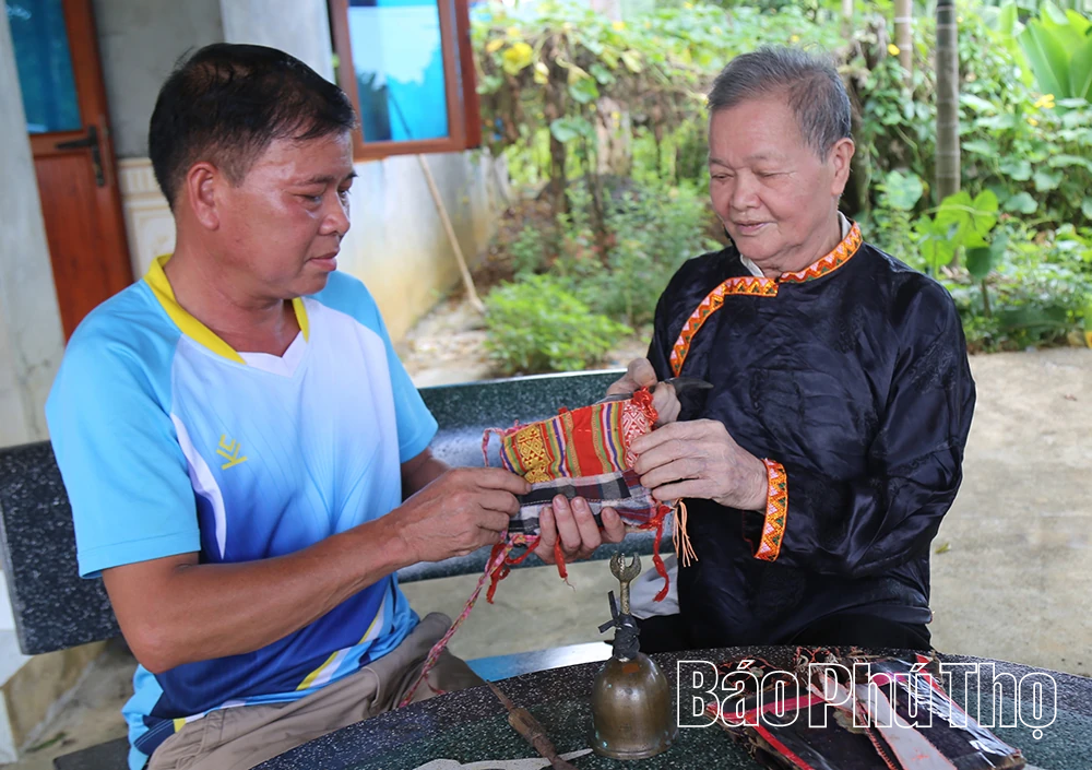 Linh thiêng roóng mo ngày Tết