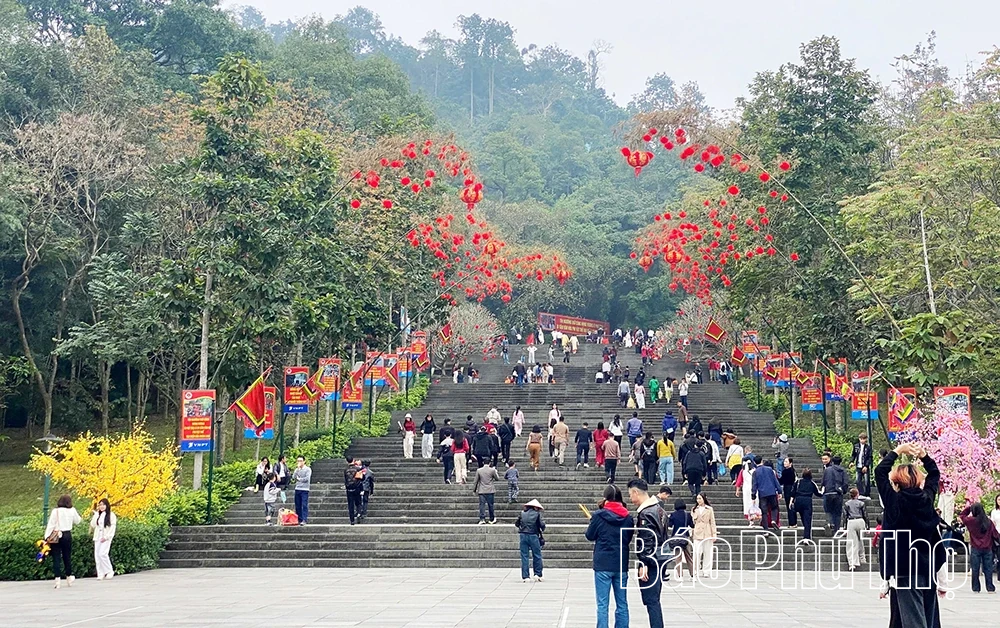 Đền Hùng đón hàng vạn lượt khách trong những ngày đầu năm Bính Ngọ