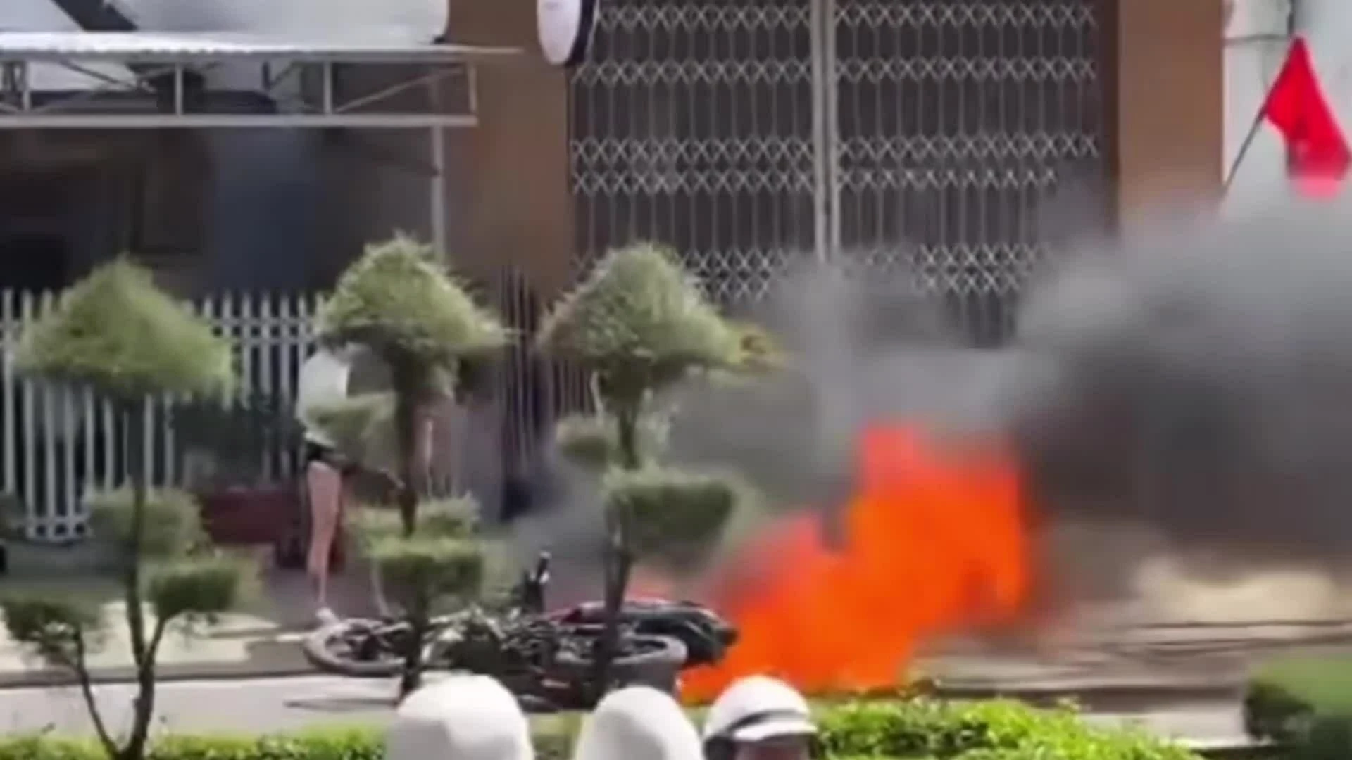 Đốt xe máy khi bị kiểm tra nồng độ cồn