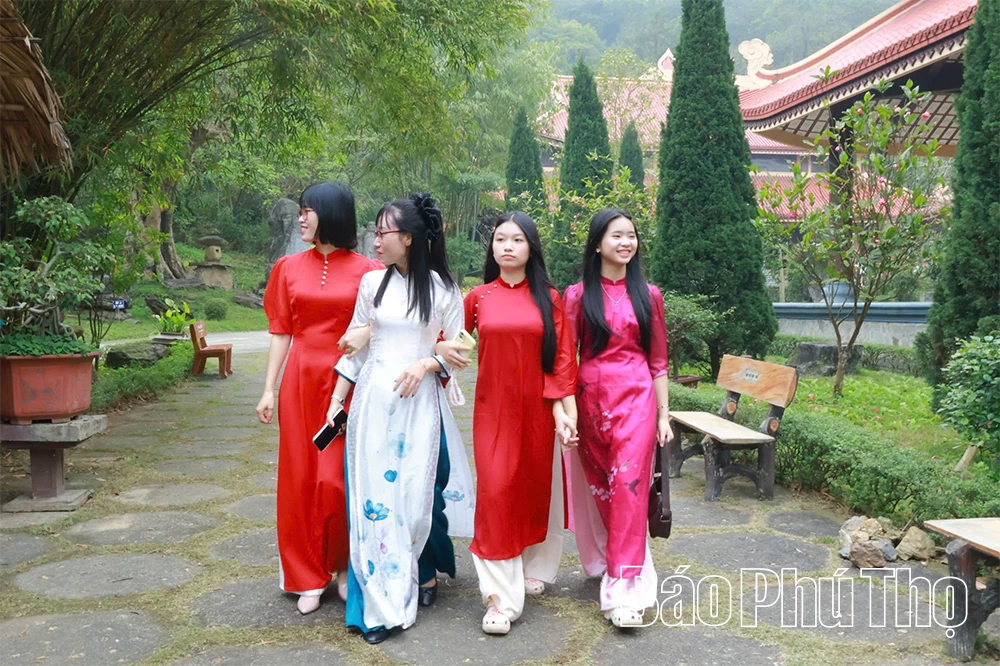 Du Xuân cùng áo dài truyền thống