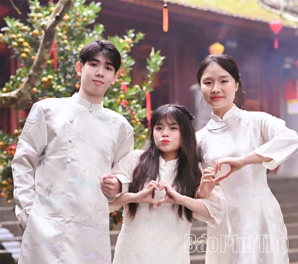 Du Xuân cùng áo dài truyền thống