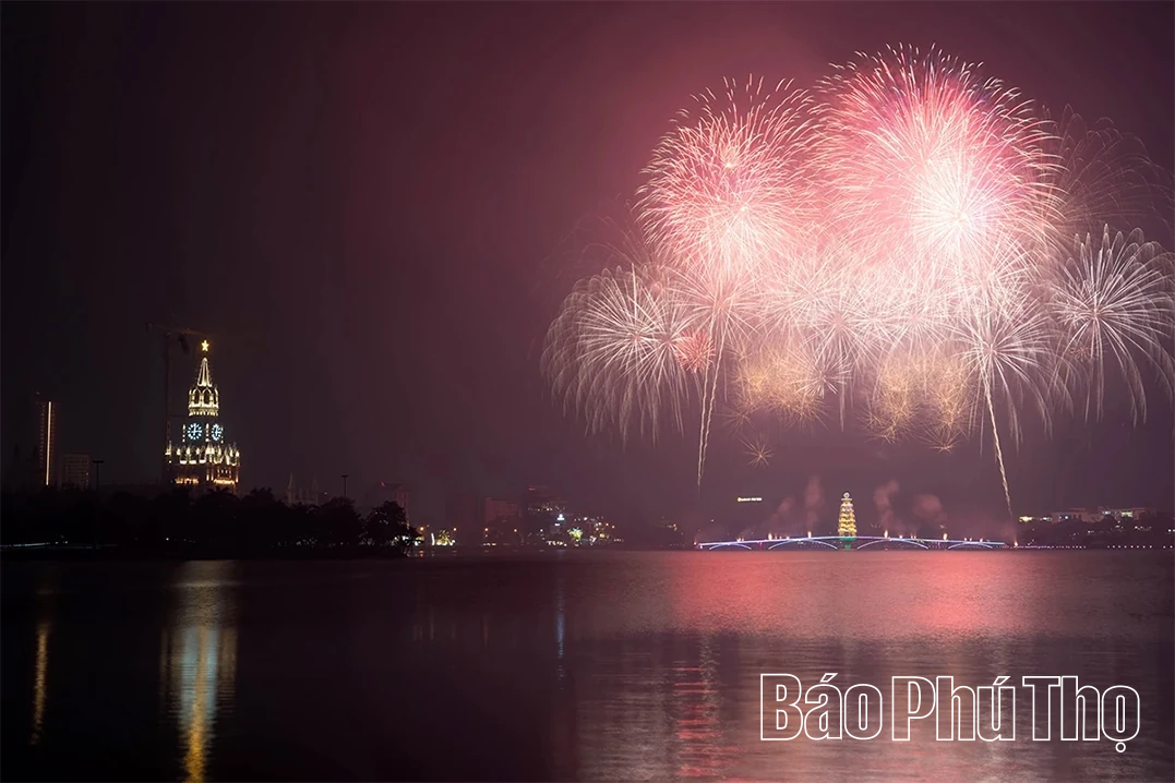 Rực rỡ pháo hoa đón chào năm mới Bính Ngọ 2026