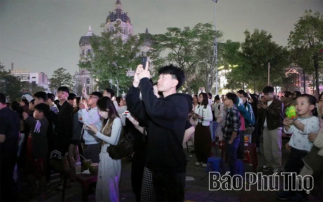 Rực rỡ pháo hoa đón chào năm mới Bính Ngọ 2026