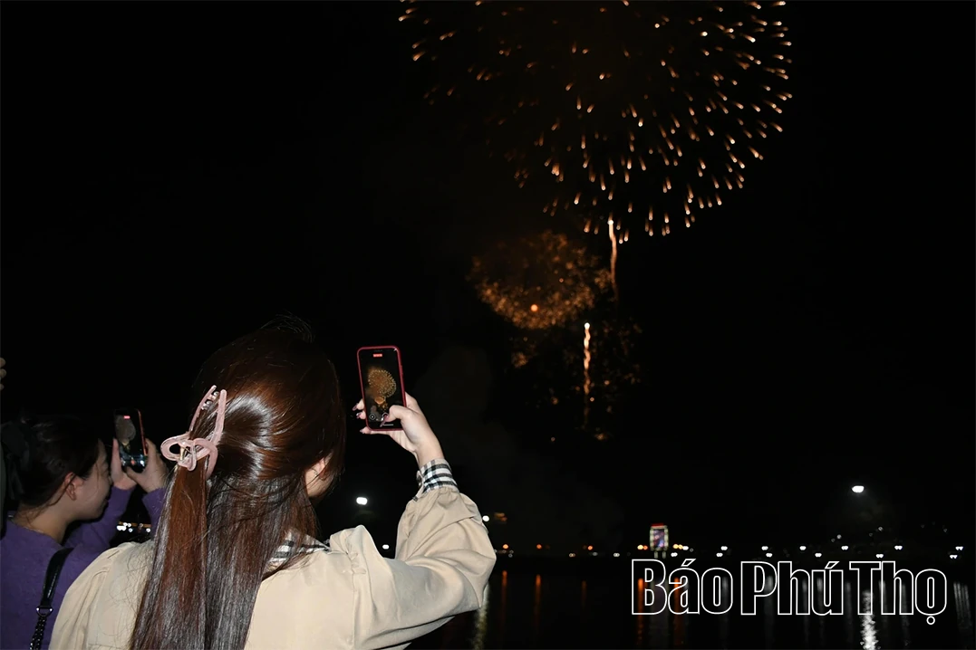 Rực rỡ pháo hoa đón chào năm mới Bính Ngọ 2026