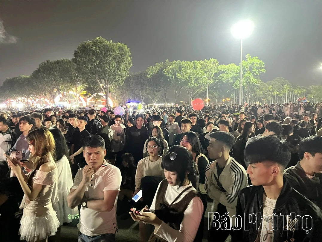 Rực rỡ pháo hoa đón chào năm mới Bính Ngọ 2026