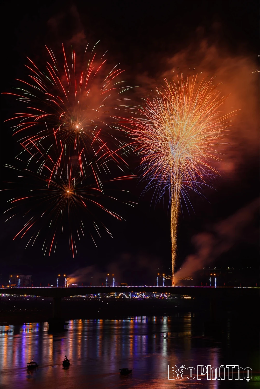 Rực rỡ pháo hoa đón chào năm mới Bính Ngọ 2026