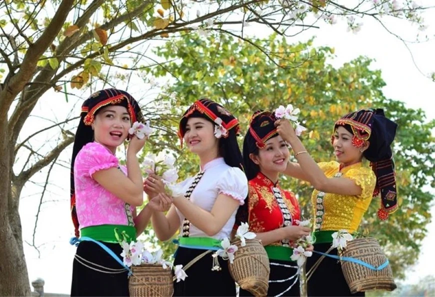 Nhận diện và đấu tranh với quan điểm sai trái, thù địch chống phá trên lĩnh vực văn hóa, con người