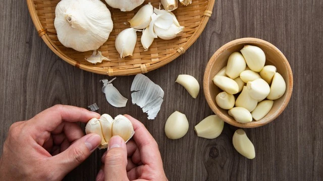Điều gì xảy ra với cơ thể nếu thường xuyên ăn tỏi sống?
