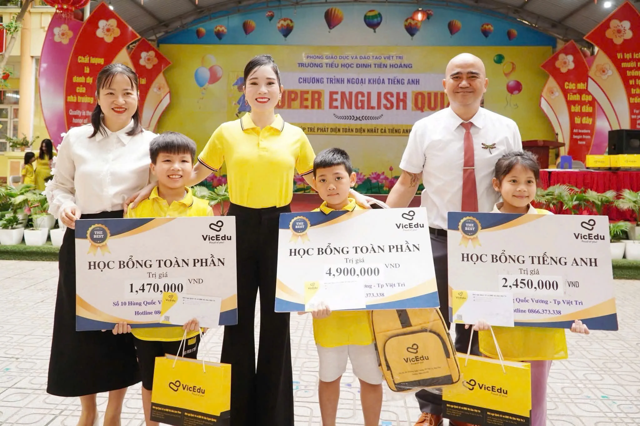 Trường Tiểu học Đinh Tiên Hoàng được tặng thưởng Huân chương Lao động hạng Nhất