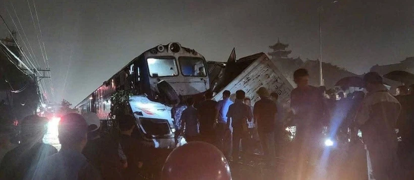 Va chạm với ôtô tải, đầu tàu SE3 hư hỏng nặng, lùi giờ chạy hàng loạt chuyến tàu