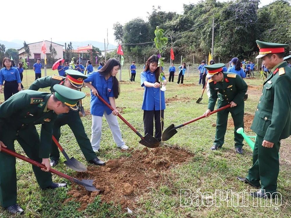 Thứ trưởng Bộ Quốc phòng Hoàng Xuân Chiến tham gia Tết trồng cây tại Kho K102