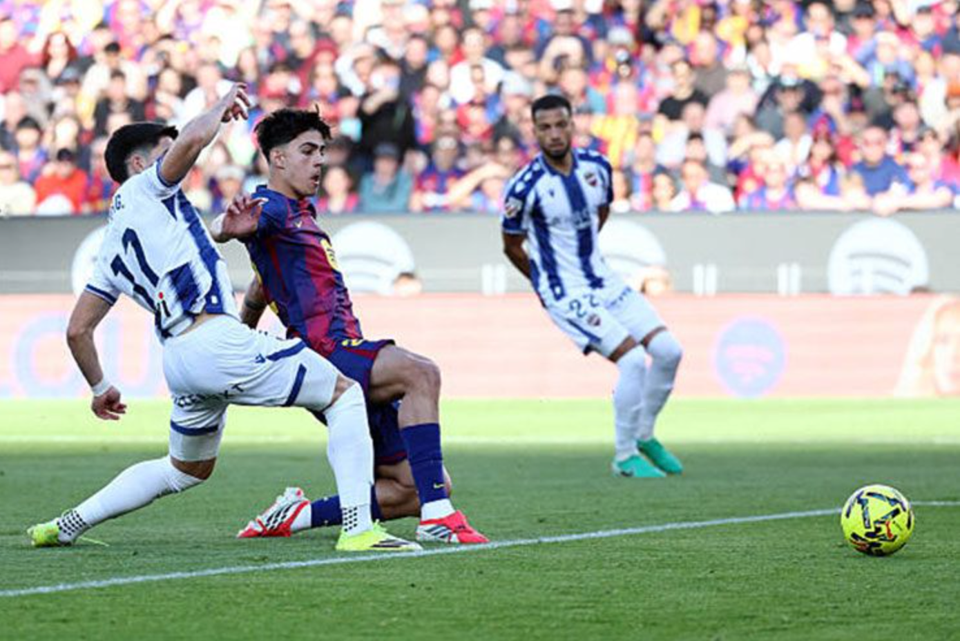 Barca thắng đậm Levante, chiếm ngôi đầu của Real Madrid