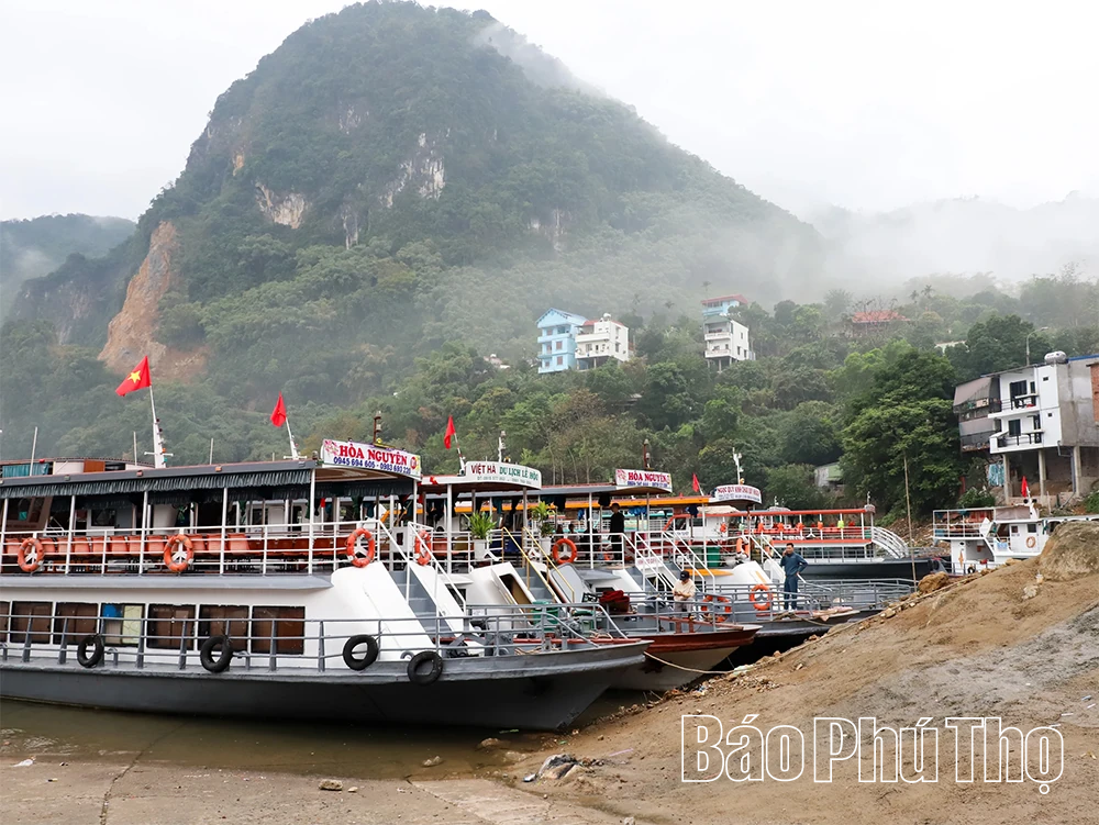 Giữ bình yên trên sóng nước mùa lễ hội