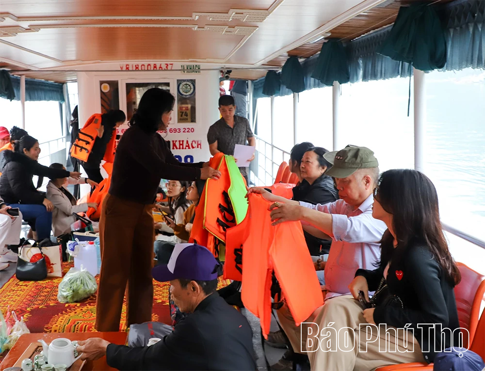 Giữ bình yên trên sóng nước mùa lễ hội