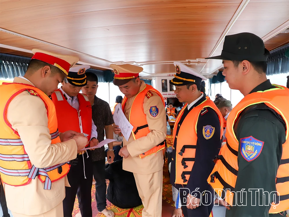 Giữ bình yên trên sóng nước mùa lễ hội