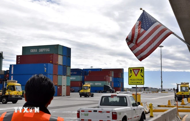 Tổng thống Mỹ chạy đua dựng lại “bức tường thuế quan” sau thất bại tại Tòa án