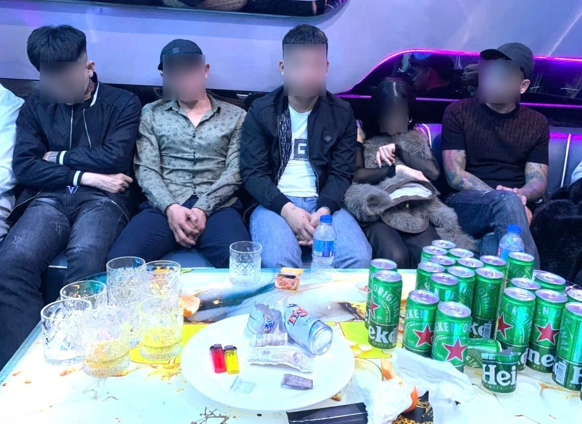 Đột kích quán karaoke lúc nửa đêm, phát hiện 19 dân chơi bay lắc