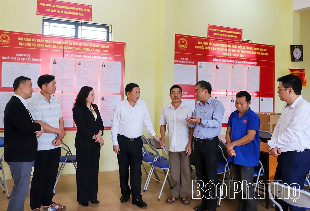 Phó Chủ tịch UBND tỉnh Đinh Công Sứ kiểm tra công tác chuẩn bị bầu cử tại các xã Mường Thàng, Thung Nai và Cao Phong