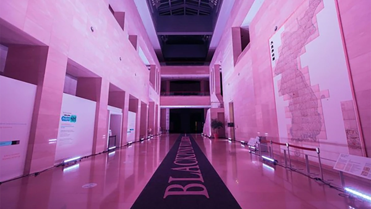 BLACKPINK nhuộm hồng bảo tàng hàng đầu Hàn Quốc cho màn comeback “DEADLINE”