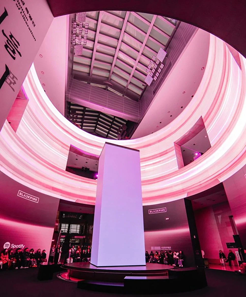 BLACKPINK nhuộm hồng bảo tàng hàng đầu Hàn Quốc cho màn comeback “DEADLINE”