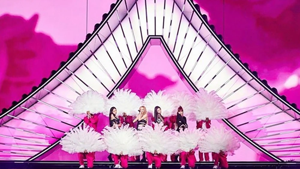 BLACKPINK nhuộm hồng bảo tàng hàng đầu Hàn Quốc cho màn comeback “DEADLINE”