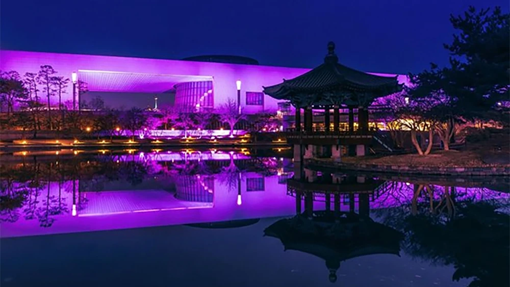 BLACKPINK nhuộm hồng bảo tàng hàng đầu Hàn Quốc cho màn comeback “DEADLINE”