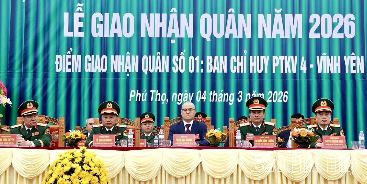 Bí thư Tỉnh ủy Phạm Đại Dương động viên tân binh nhập ngũ tại điểm giao nhận quân số 1, khu vực phòng thủ 4 - Vĩnh Yên