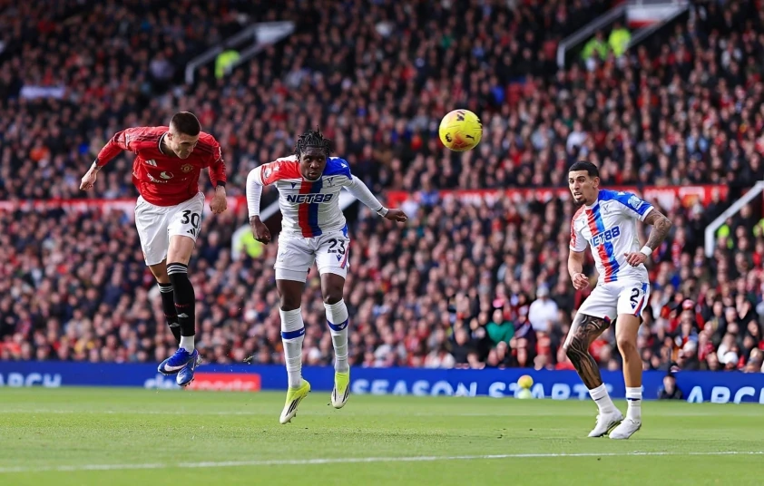 Thắng ngược dòng Palace, MU vào top 3 Ngoại hạng Anh