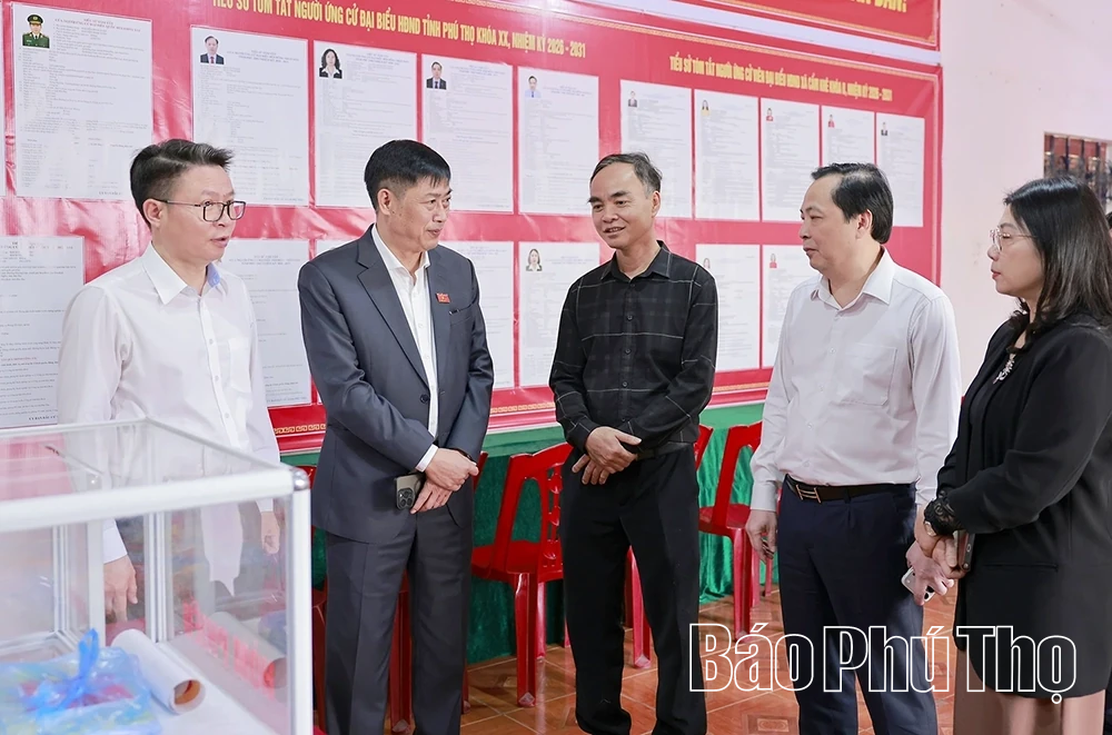 ­­­­Chủ nhiệm Ủy ban Công tác đại biểu của Quốc hội Nguyễn Hữu Đông kiểm tra công tác chuẩn bị bầu cử tại xã Cẩm Khê