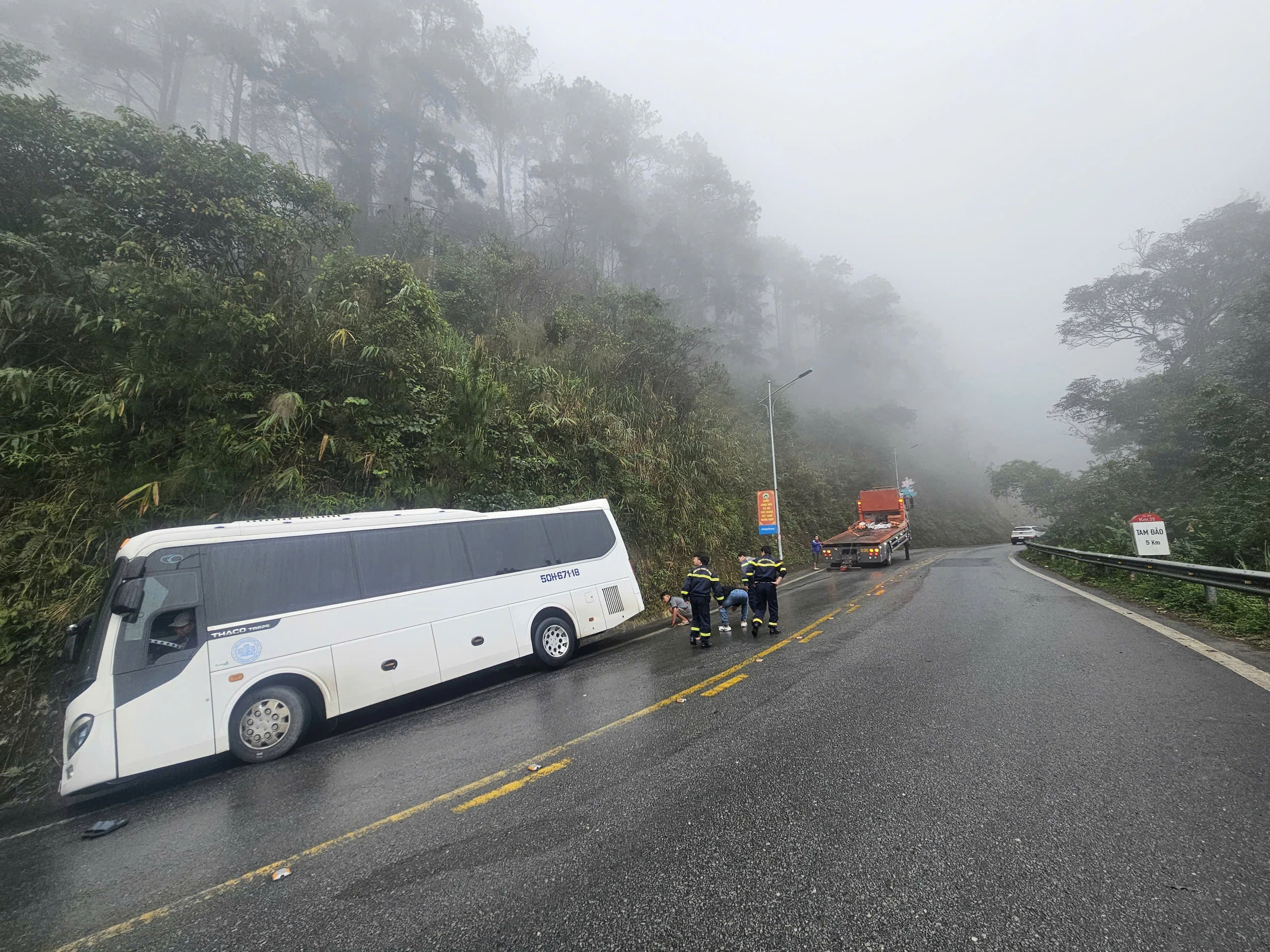 Xe khách va vào taluy dương trên đường từ khu du lịch Tam Đảo xuống
