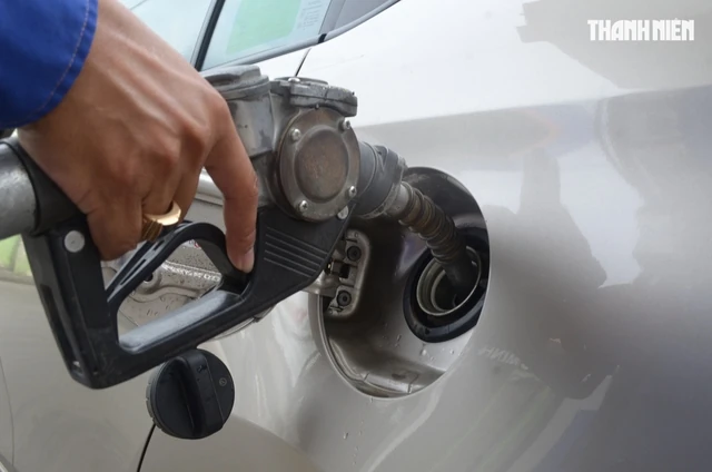 Lắc xe khi tiếp nhiên liệu có giúp đổ được nhiều xăng, dầu hơn?