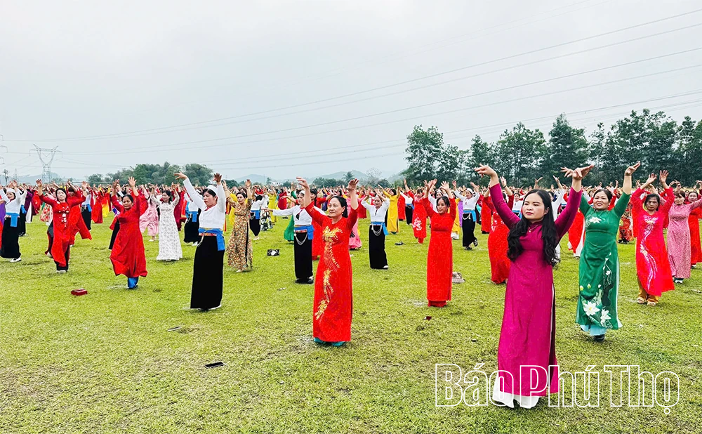 Đồng diễn dân vũ, diễu hành hưởng ứng tuần lễ áo dài chào mừng Ngày Quốc tế Phụ nữ 8/3