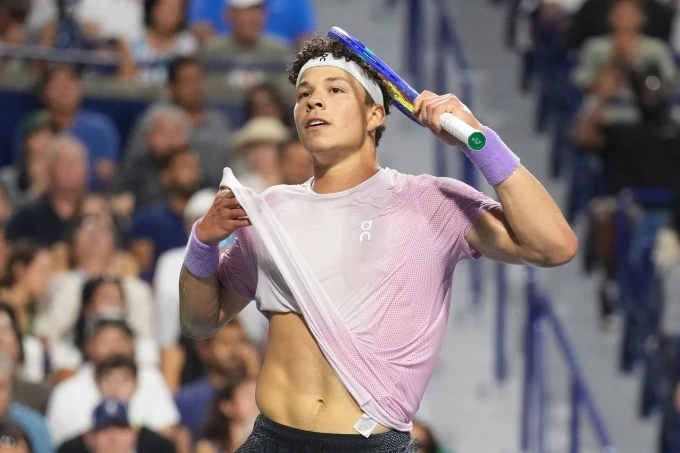 Cuộc chiến giành ngôi sao trên ’sàn chuyển nhượng tennis